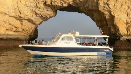 Muscat cruise bij zonsondergang